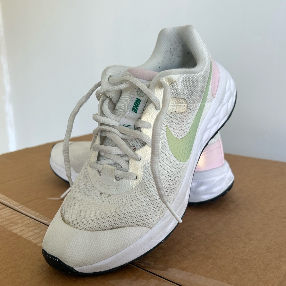 Girls NIKE DR9980-115 Size 4.5Y